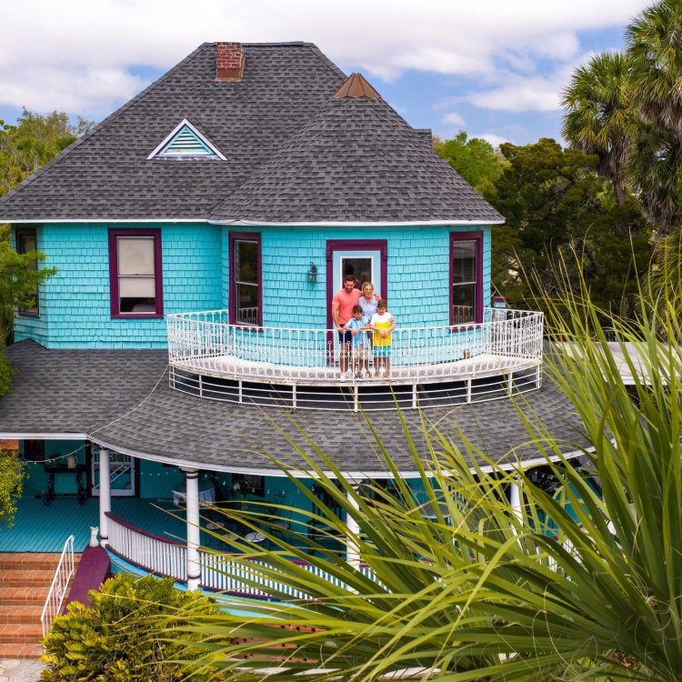 a family standing on the balcony of the Victorian-style 1910 Inn in Tarpon Springs