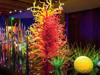 Skulptur der Chihuly Collection, die einem Garten ähnelt.