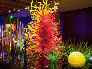 Skulptur der Chihuly Collection, die einem Garten ähnelt.