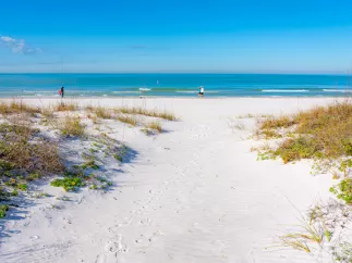Gente caminando en las arenas Redington Shores