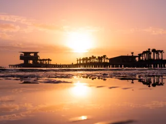 Ein rosa-orangefarbener Sonnenaufgang am St. Pete Pier