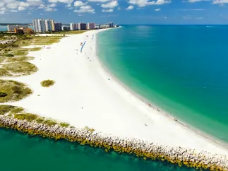 Uma foto aérea de Sand Key