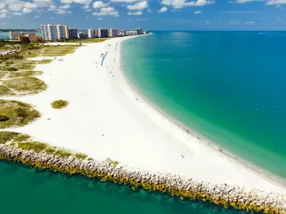 Uma foto aérea de Sand Key