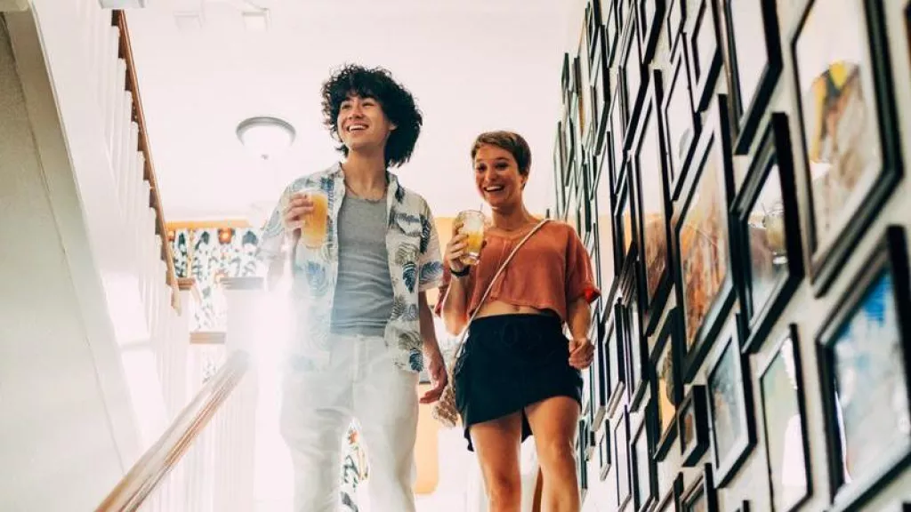 A couple walk down the stairs at the hollander