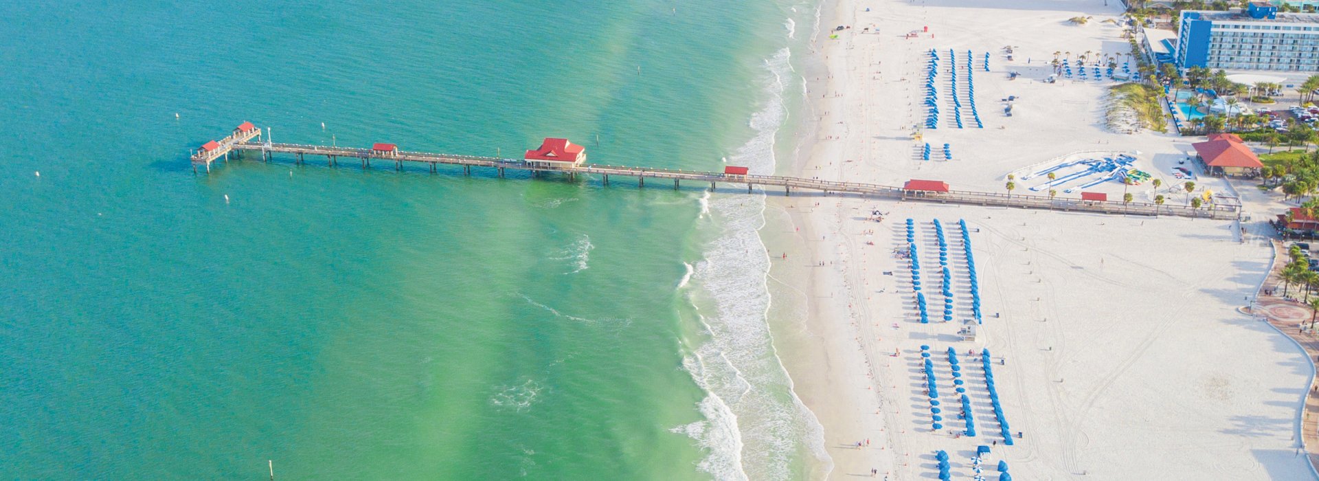 Vista aérea del muelle 60 y cabañas azules en Clearwater Beach