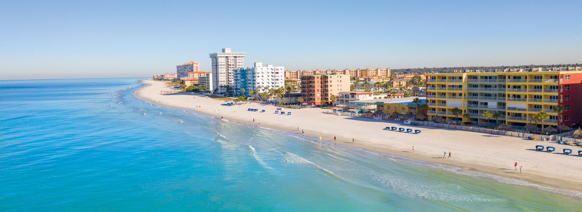 Luftaufnahme von North Redington Beach mit ruhigem, blaugrünem Golfwasser im Westen und Eigentumswohnungen im Osten