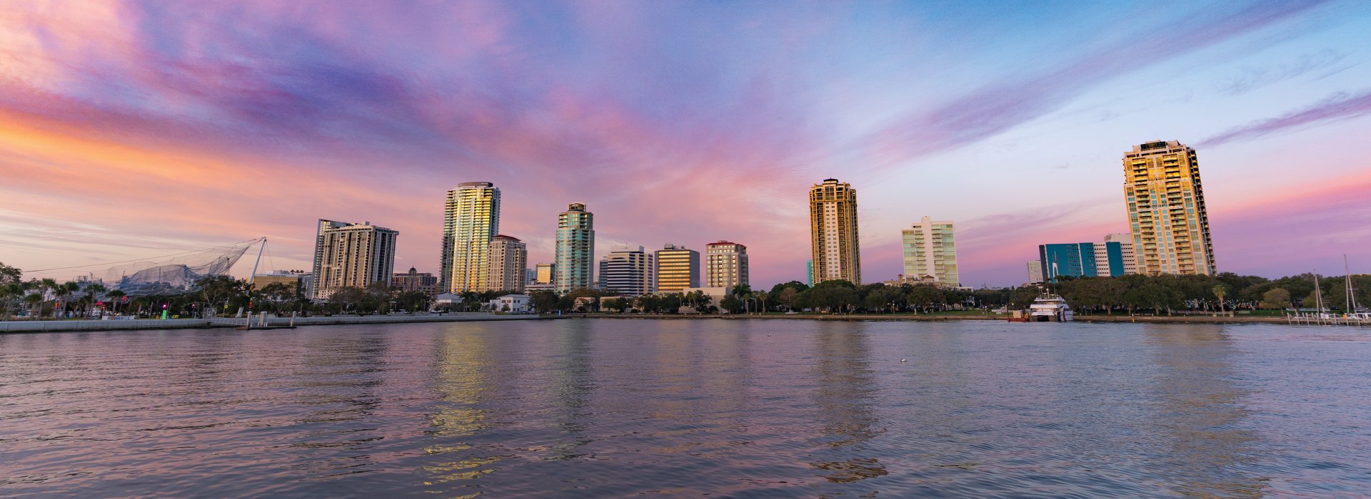 Céu azul e roxo do nascer do sol do horizonte do centro de St. Pete.