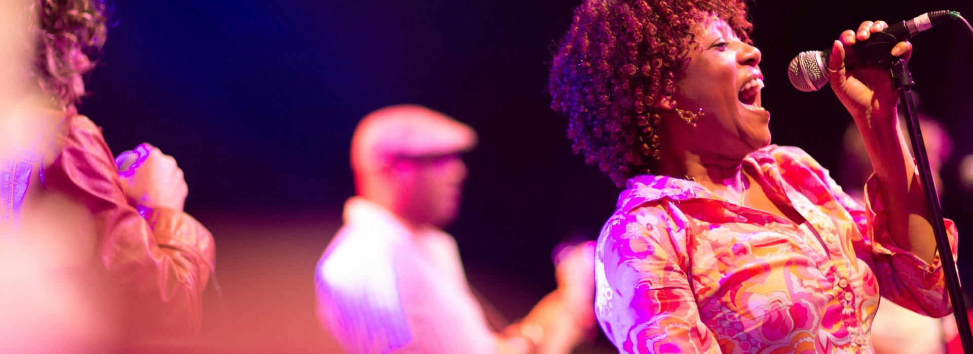 Una mujer afroamericana cantando en Jannus Live en St. Pete.