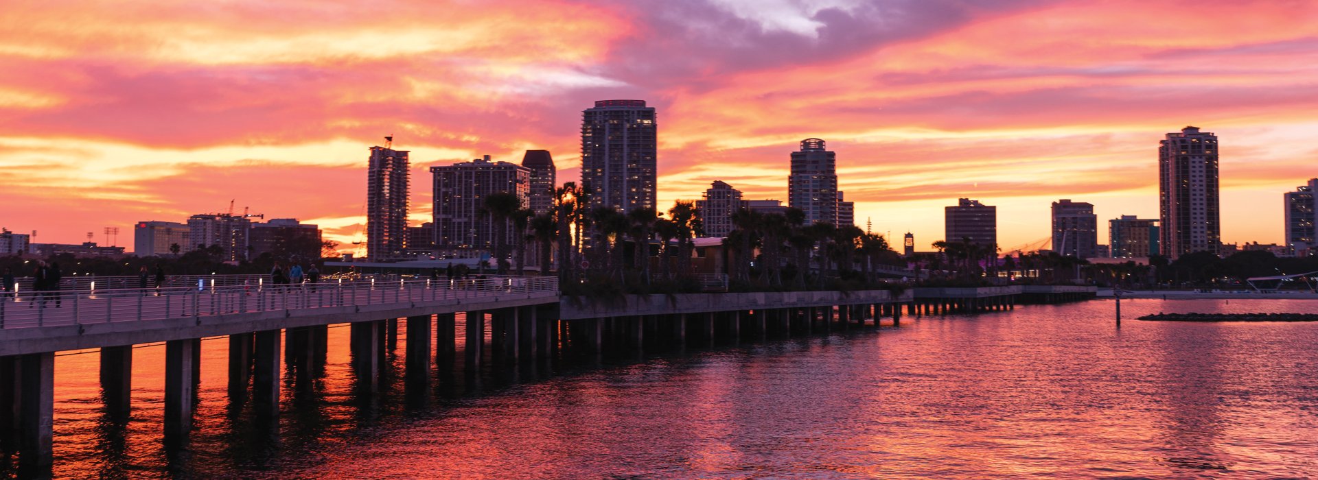 Panoramablick auf die Skyline von St. Pete bei farbenfrohem Sonnenuntergang vom St. Pete Pier