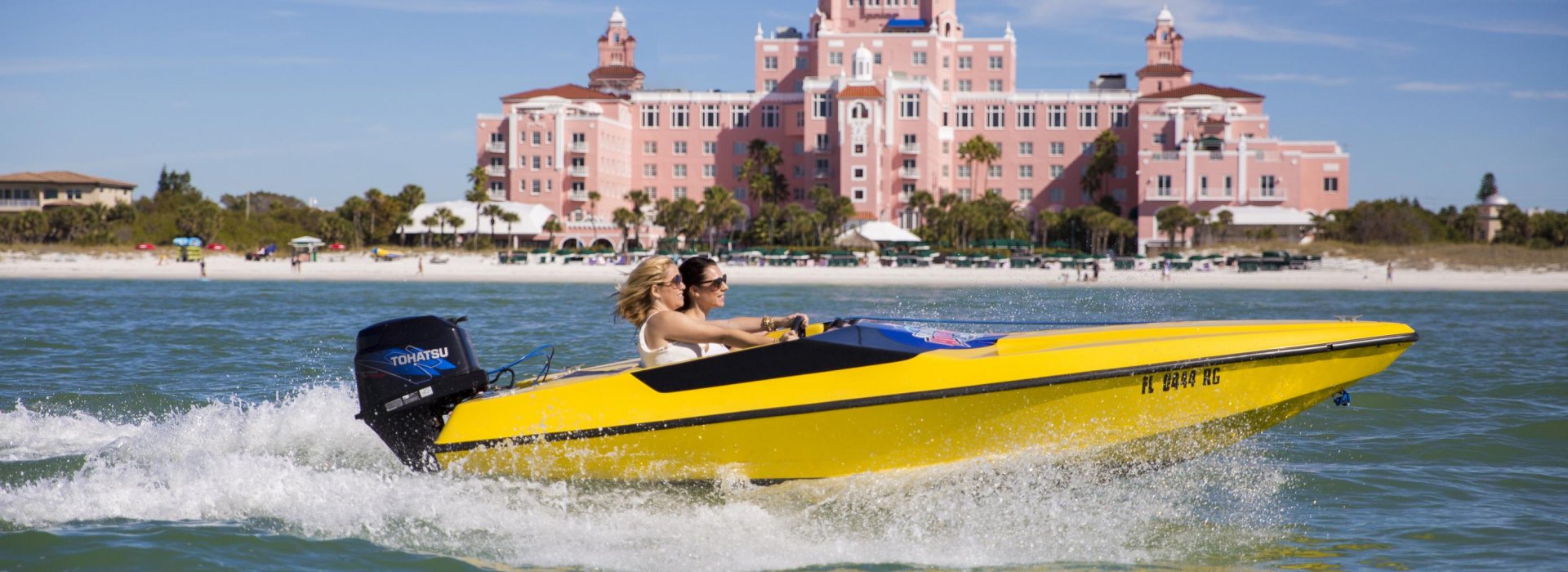 Paar auf einer Schnellboottour in der Nähe des Don CeSar