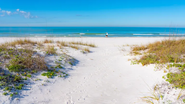 Ein Paar spaziert im weißen Sandstrand von Redington Shores
