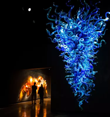 Uma dramática escultura de vidro azul profundo pendurada no teto na Chihuly Collection em St. Pete