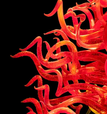 Visão aproximada de uma escultura de vidro vermelho torcido criada por Dale Chihuly, na Chihuly Collection em St. Pete