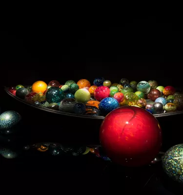 Esferas de vidro coloridas na Chihuly Collection em St. Pete