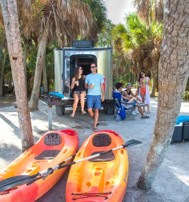 Personas acampando en el Parque Fort de Soto con kayaks