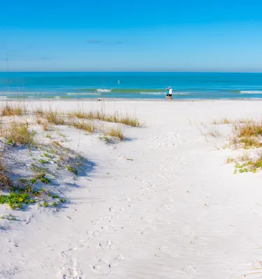 Ein Paar spaziert im weißen Sand der Redington Shores