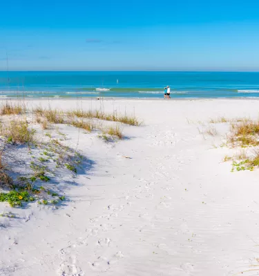 Ein Paar spaziert im weißen Sand von Redington Shores