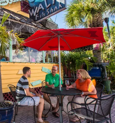 Cena familiar en el exterior de Waltz Fish Shak en Madeira Beach