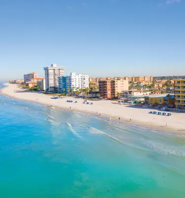 Luftaufnahme von North Redington Beach mit ruhigem, blaugrünem Golfwasser im Westen und Eigentumswohnungen im Osten