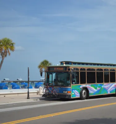 Ein Bild des Suncoast Beach Trolley, der vor dem Strand hält.