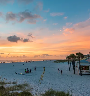 Uma visão geral do restaurante Crabby's Beachside Pavilion em Clearwater Beach durante o pôr do sol.