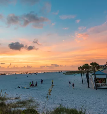 Ein Überblick über das Restaurant Crabby's Beachside Pavilion in Clearwater Beach bei Sonnenuntergang.