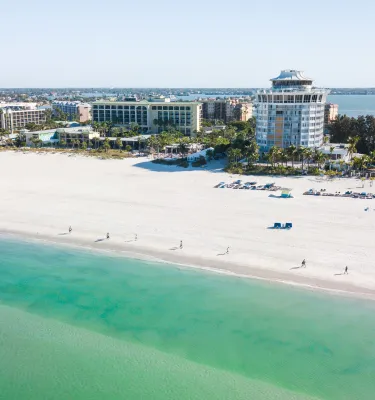 Vista aérea de las aguas verde esmeralda de St. Pete Beach con Bellwether Beach Resort al fondo