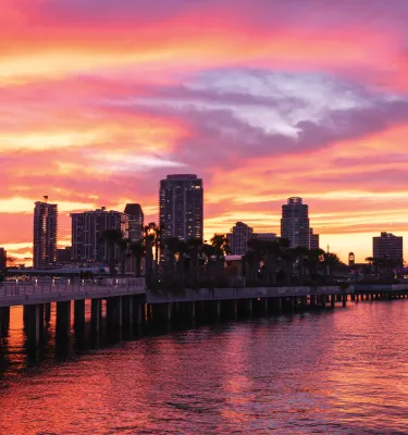 Vista panorâmica do horizonte de St. Pete durante o pôr do sol colorido do píer de St. Pete