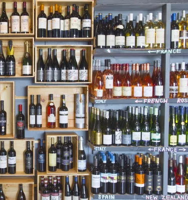 Una pared llena de botellas de vino, del suelo al techo.