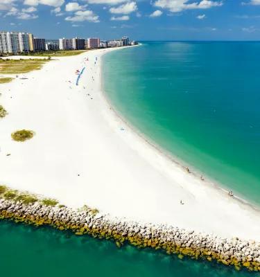 Uma foto aérea de Sand Key