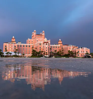 Ein Blick vom Strand auf das rosa Don CeSar Hotel nach dem Regen. 