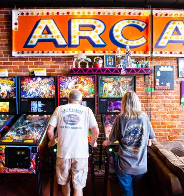 Ein Mann und eine Frau spielen Flipper im Replay Museum in Tarpon Springs, Florida