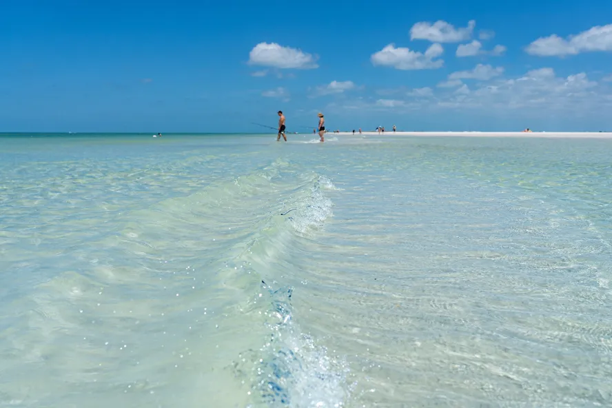 Lindas águas cristalinas na North Beach no Parque Fort de Soto em Tierra Verde, Flórida