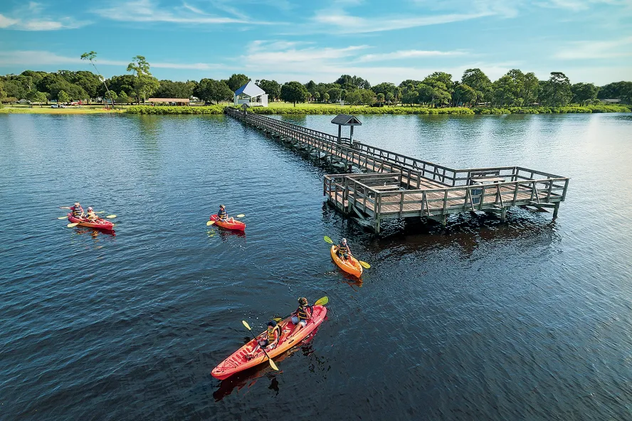 Um grupo de pessoas andando de caiaque perto do cais Oldsmar no RE Olds Park.