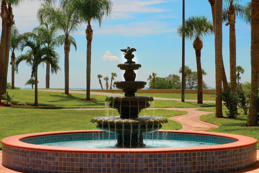 Ein Wasserbrunnen aus dem Garten des Safety Harbor Resort and Spa