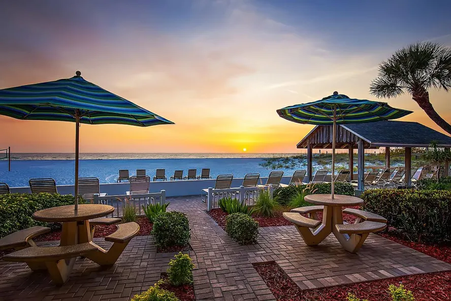 Pôr do sol visto do acesso à praia do Bon-Aire Resort em St. Pete Beach