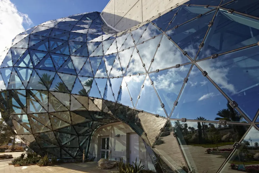 Das Äußere der geodätischen Kuppel des Dali-Museums spiegelt die Wolken und den Himmel wider