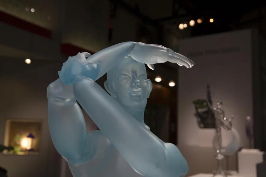 Foto einer blauen Glasstatue, ausgestellt im Duncan McClellan Glass Museum in der Central Ave. in St. Pete.