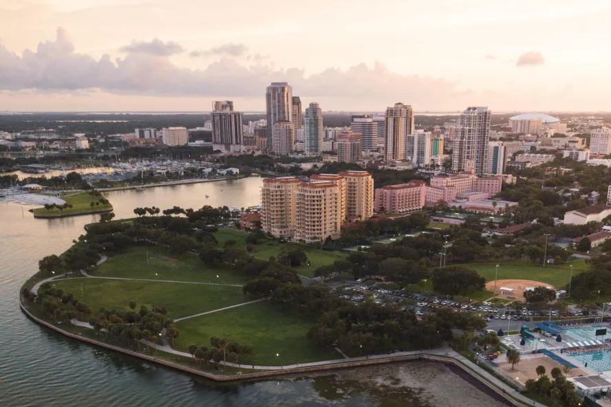 Luftaufnahme der Uferpromenade von St. Pete mit Parks im Vordergrund