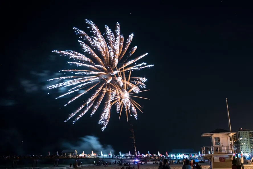 Fogos de artifício explodem sobre as águas da Clearwater Beach.
