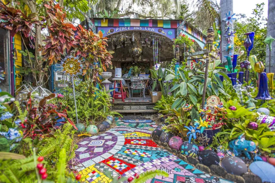 Coloridos mosaicos conducen a un dosel de Paz y Amor en el jardín de Whimzeyland en Safety Harbor FL