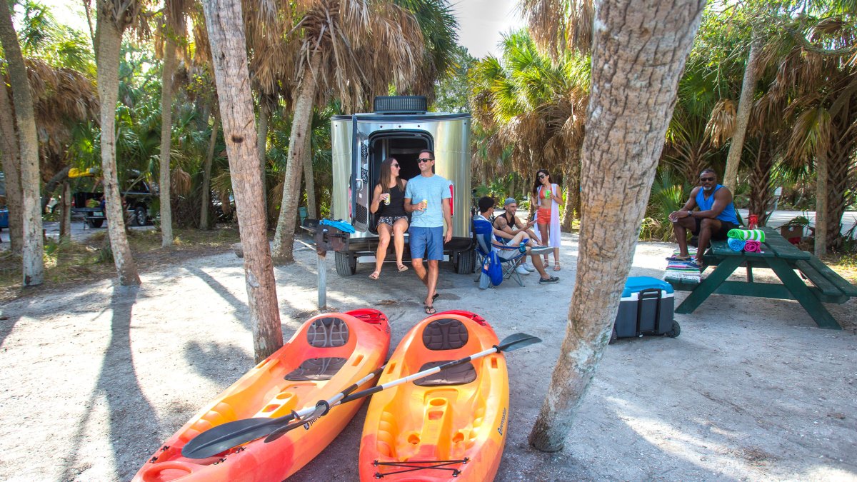 Pessoas acampando no Parque Fort de Soto com caiaques