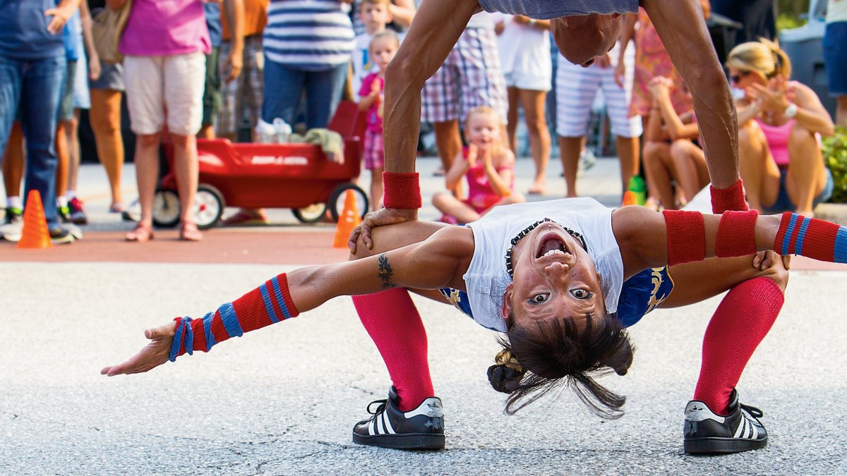 Artista de rua se apresentando no Geckofest em Gulfport