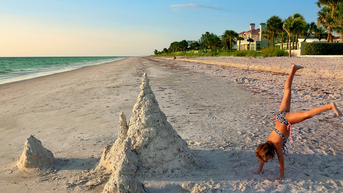 Ein Mädchen spielt im Sand am Belleair Beach.