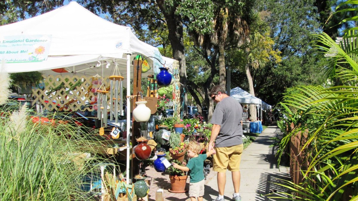 La gente busca artículos de decoración en el Gulfport Tuesday Fresh Market.