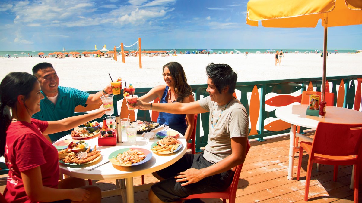 Família asiática jantando no restaurante à beira-mar Frenchy's Rockaway Grill em Clearwater Beach