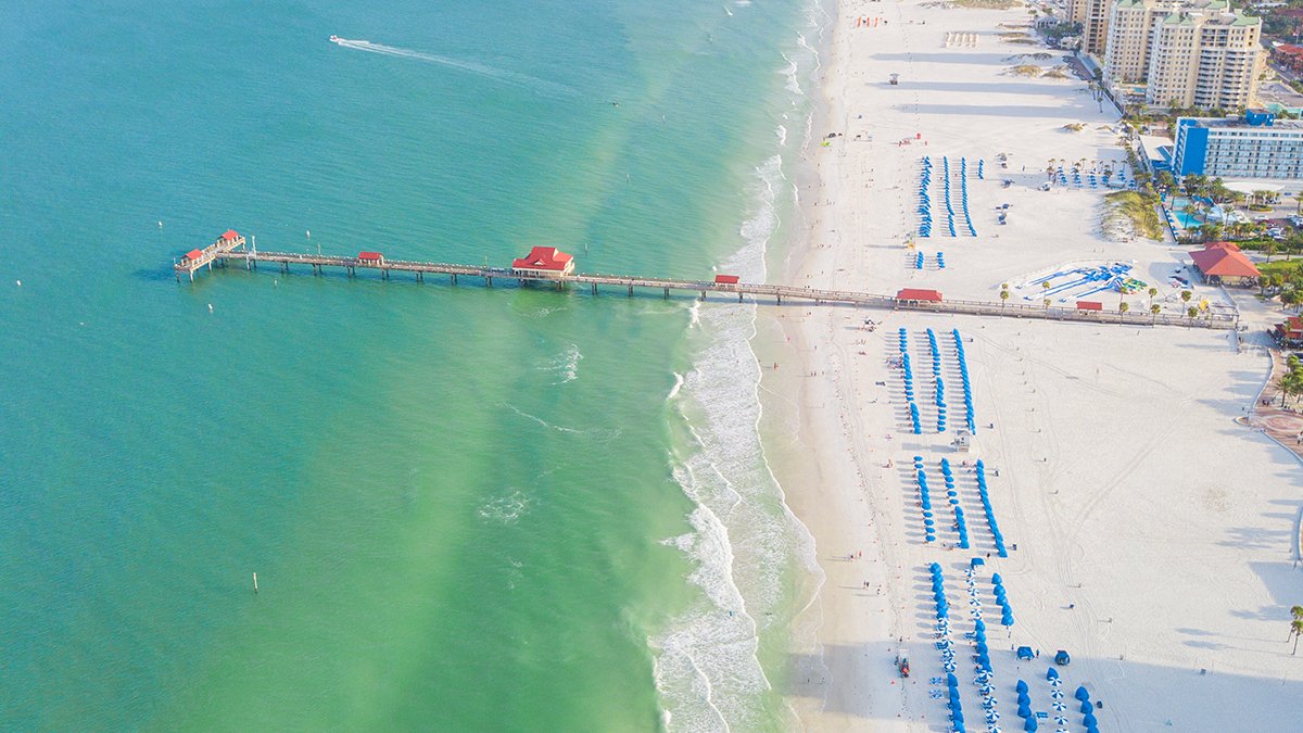 Vista aérea del muelle 60 y cabañas azules en Clearwater Beach