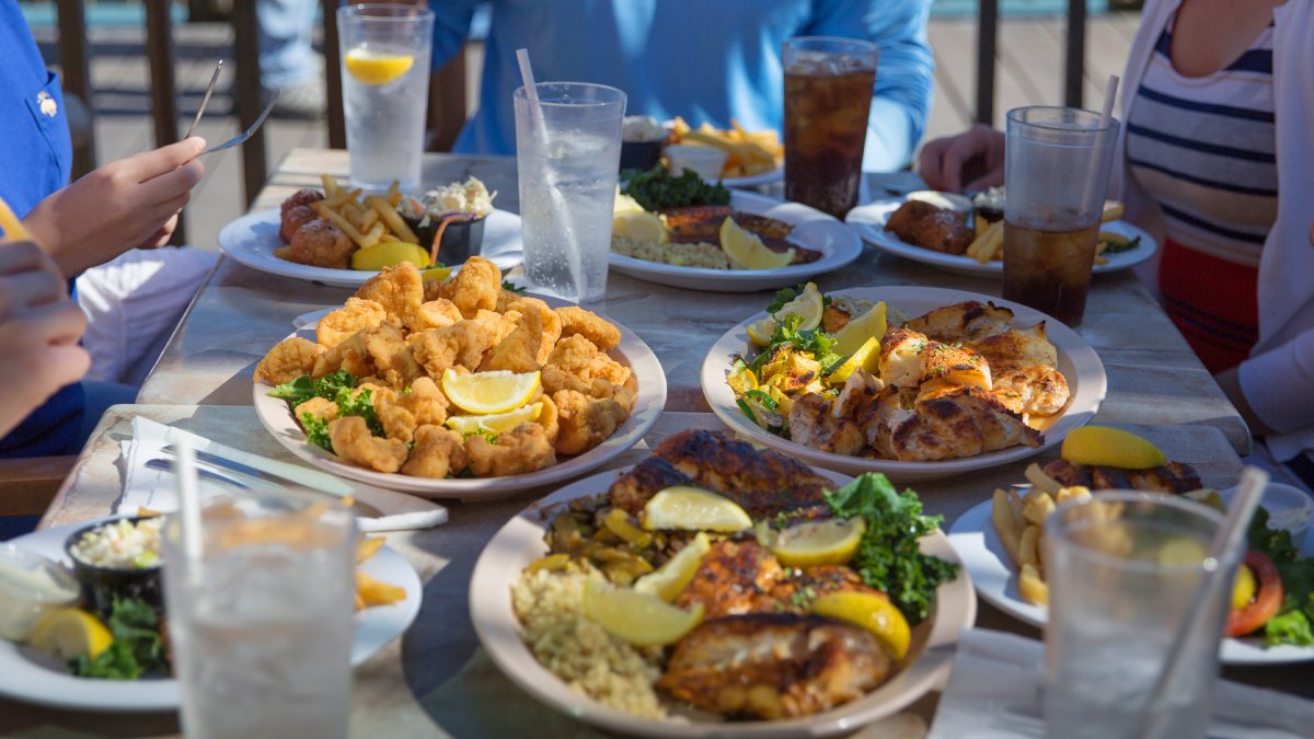 Una mesa repleta de mariscos de todo tipo en Friendly Fisherman en John's Pass Village & Boarwalk