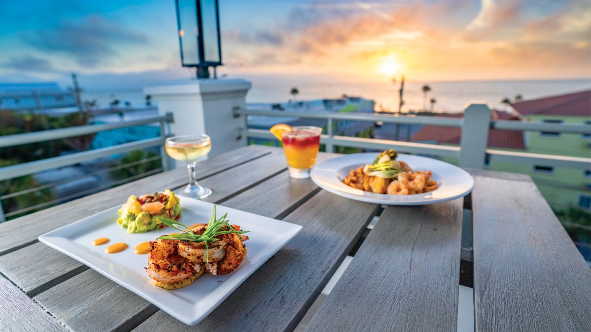 Cenar al aire libre en The Dewey durante el atardecer