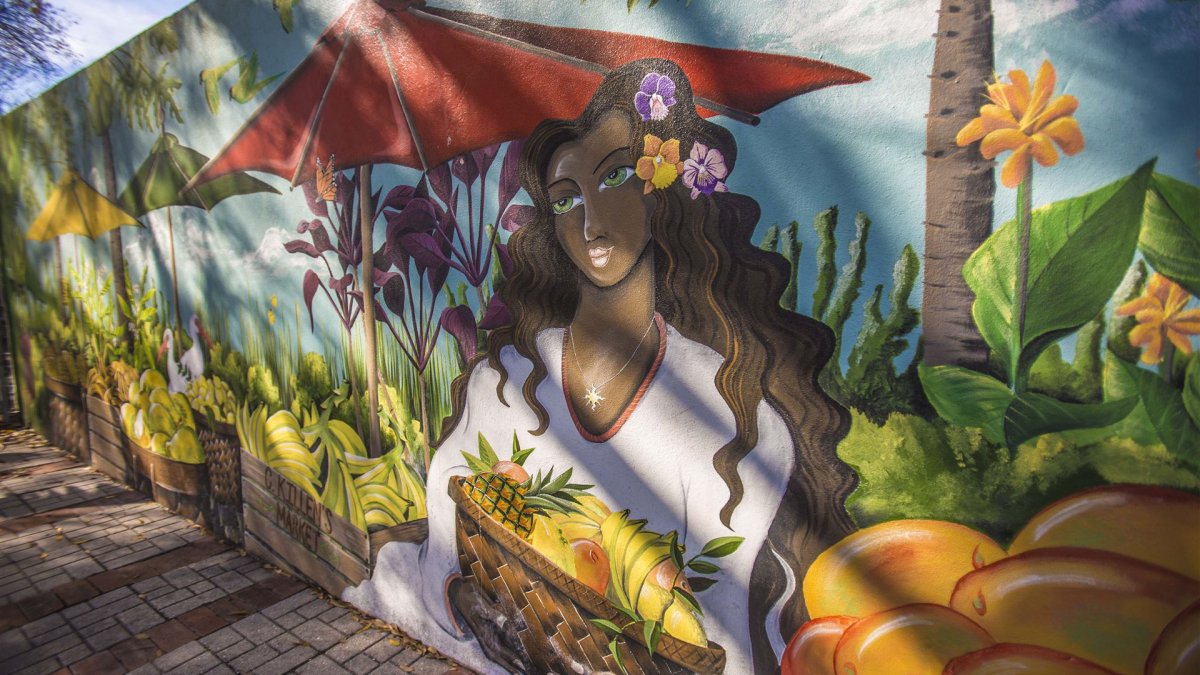 Um mural de uma senhora segurando uma cesta de frutas do Jardim Botânico da Flórida